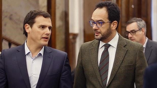 Albert Rivera y Antonio Hernando charlan a su llegada al pleno del pasado martes