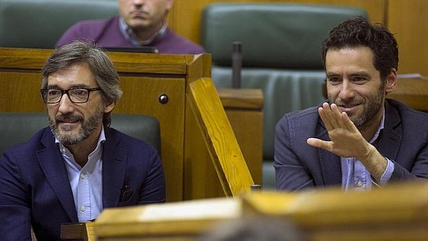 Los parlamentarios populares Iñaki Oyarzabal y Borja Semper, en un pleno en el Parlamento vasco