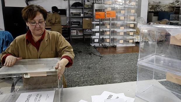 Trabajadoras del almacen electoral del paseo de Contadero de Sevilla, preparan las urnas de reserva para cualquier eventualidad