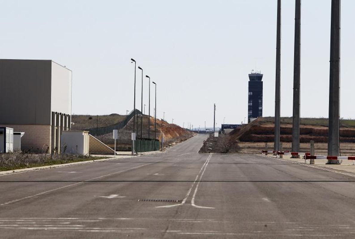 Los afectados por la venta del aeropuerto esperan a ser informados por el titular del Juzgado