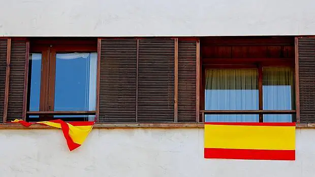 Imagen de las banderas de España colgadas en el balcón de Rita Barberá