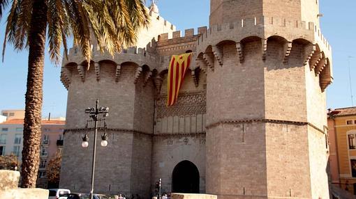 Imagen de la estelada en las Torres de Serranos el pasado viernes