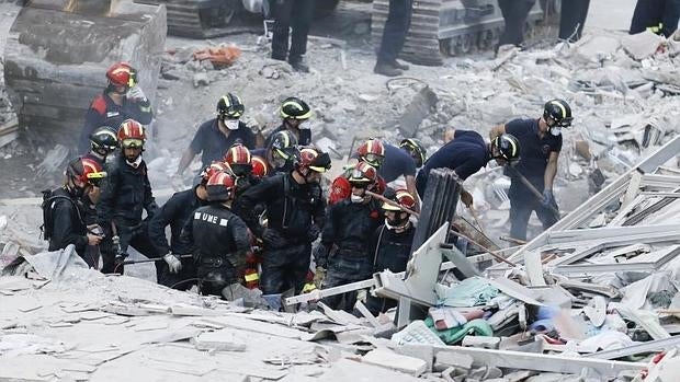 Recuperan el séptimo cuerpo entre los escombros del edificio de Tenerife