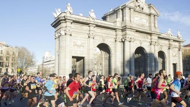 Cientos de miles de participantes de la Media Maratón de este año pasan por la Puerta de AlcaláVar