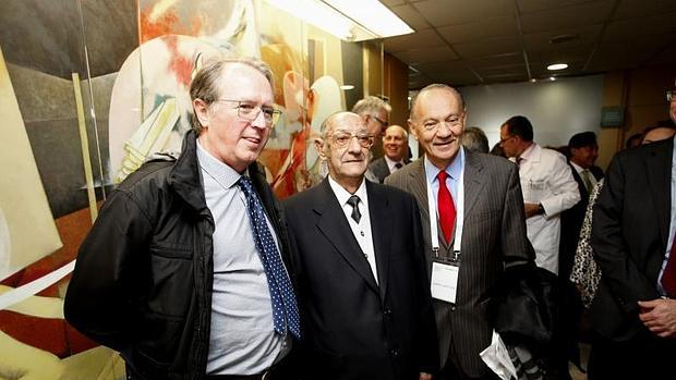 El octogenario Antonio Peña junto a los doctores que le operaron, Alberto Juffé y Gonzalo Pradas