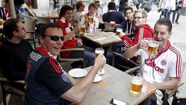 Aficionados del Bayern de Munich se toman una cerveza en la Plaza Mayor