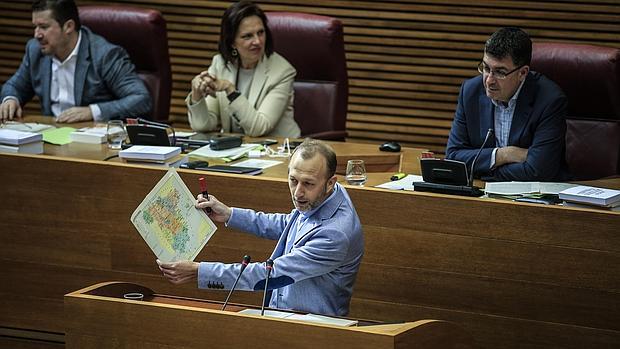 Alexis Marí, en las Cortes, con un mapa de España en el que trataba de identificar dónde están los Països Catalans