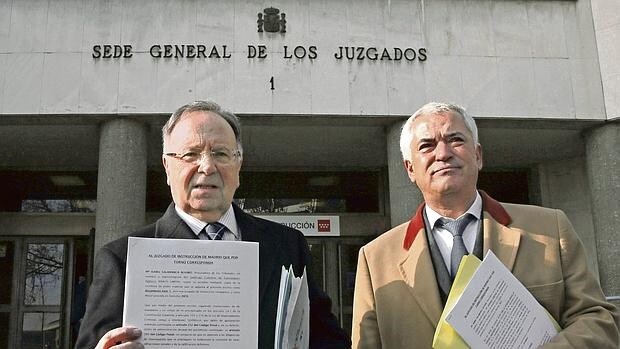 A la izquierda, Miguel Bernad, de Manos Limpias