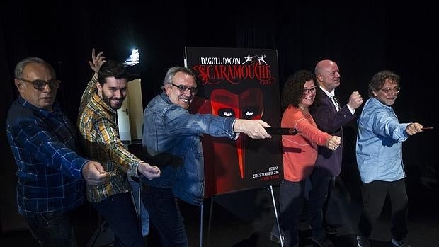 David Pintó, el director de la histórica compañía teatral Dagoll Dagom, Joan Lluis Bozzo, la productora ejecutiva Anna Rossa Cisquella, y los actores, Albert Guinovart (2ºd) y Joan Vives(d), durante la presentación de «Scaramouche»,