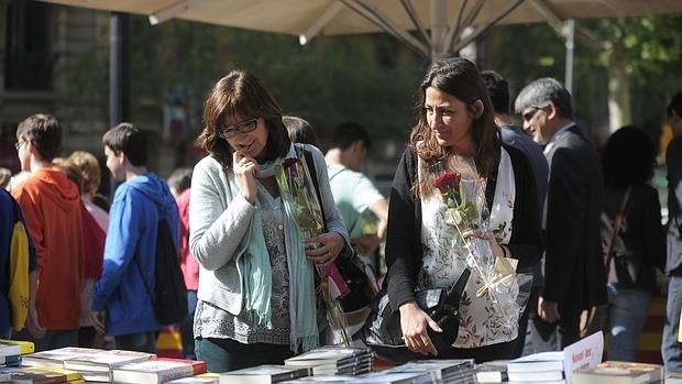 Dos mujeres miran libros el día de Sant Jordi