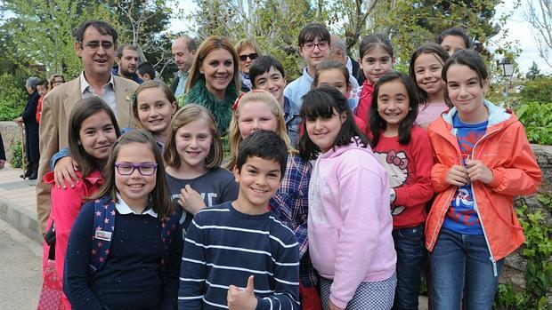 Cospedal, junto al alcalde Miguel Mencía y un grupo de niños del municipio