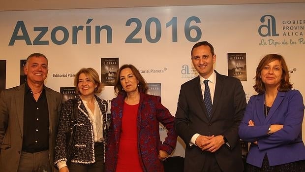 César Sánchez (derecha), en la presentación del Premio Azorín 2016 en Madrid.