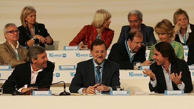 Rajoy, entre Acebes y Aznar en el congreso de Valencia de 2008