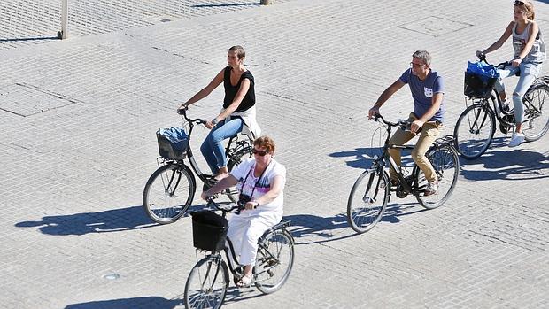 Un grupo de personas circulan en bici por Valencia
