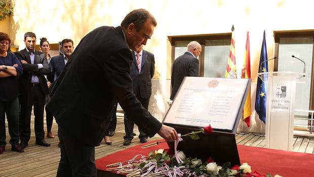 El presidente de la DPZ, Juan Antonio Sánchez Quero, ante la nueva placa en memoria de las víctimas de la Diputación durante la Guerra Civil