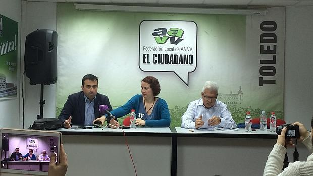 Ell portavoz de IU, Manuel Fuentes, del PSOE, Luis Domínguez y Cecilia Redondo, de Podemos, comparecieron juntos en Toledo
