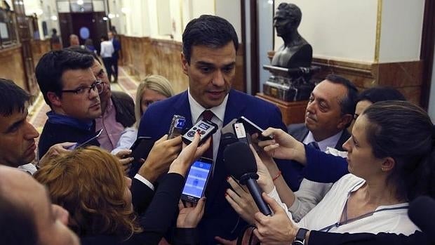 Pedro Sánchez, en los pasillos del Congreso