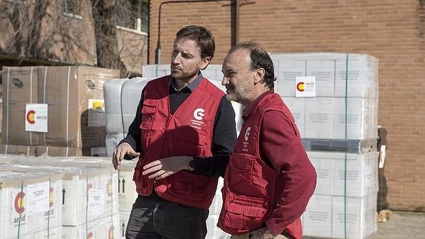 Jesús Gracia, secretario de Estado de Cooperación Internacional, supervisa la ayuda humanitaria que España envía a Ecuador