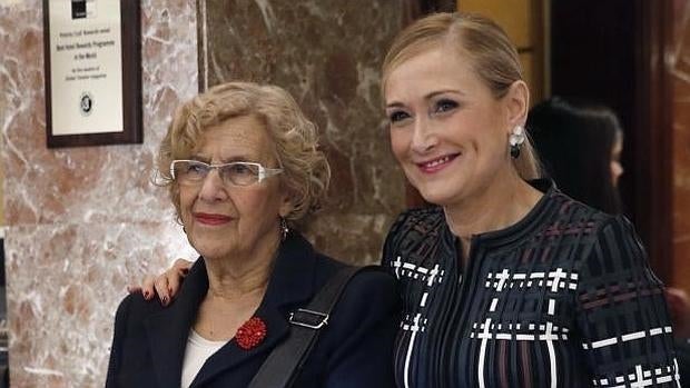 La alcaldesa de Madrid, Manuela Carmena, y la presidenta de la Comunidad, Cristina Cifuentes