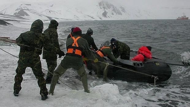 Militares españoles durante una de las misiones de la Antártida