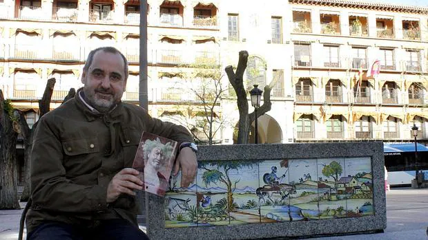 Fernando Lallana posa en Zocodover con su nuevo libro