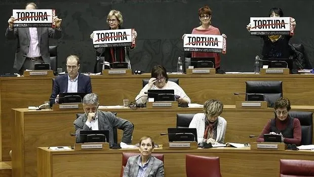 Los parlamentarios de Bildu impiden hablar a los del PP con carteles de «tortura»