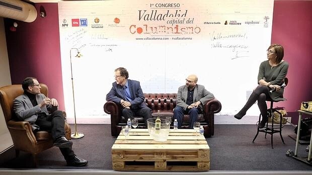 Los humoristas gráficos JM Nieto (ABC); Ricardo (El Mundo), y Sansón (El Norte de Castilla), durante su mesa rendonda