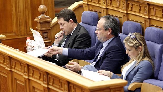 El presidente Page y el consejero de Hacienda, en las Cortes