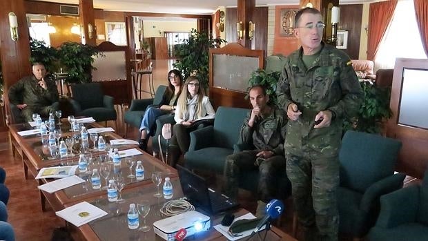 El comandante José Antonio Blas presenta la jornada de la jura de bandera.