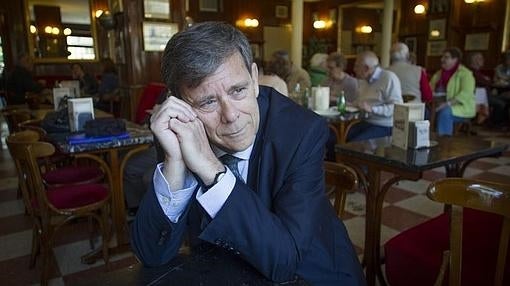 Antonio Gómez Rufo en el Café Gijón, su «segundo hogar»