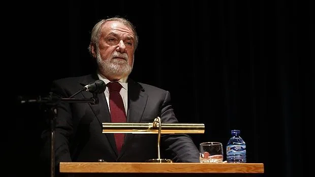 El ex ministro Mayor Oreja, durante su ponencia