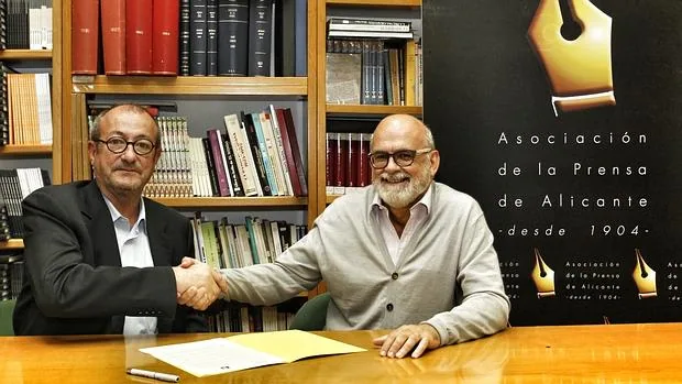 Pepe Soto y Juan Giménez, tras firmar el acuerdo.
