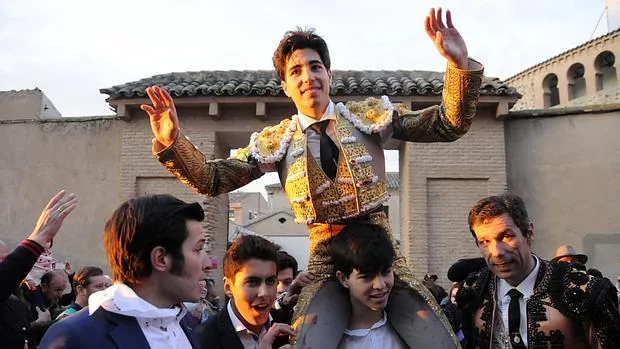 Álvaro Lorenzo salió a hombros de la plaza de toros de Toledo el 19 de marzo de 2015