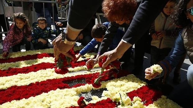 Elaboración de una bandera floral de Aragón con motivo de la festividad de San Jorge