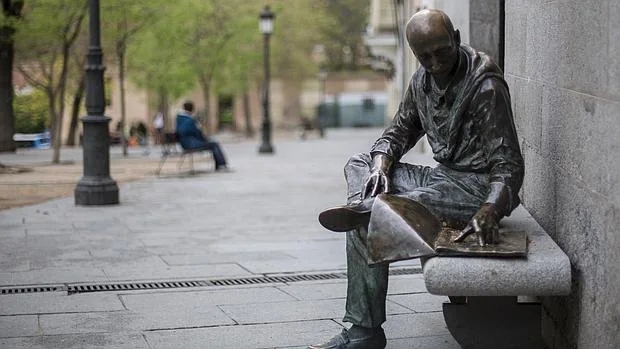 Lector de bronce en la Plaza de la Paja