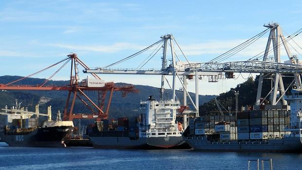Varios barcos esperan a ser descargados en la terminal de contenedores del puerto vigués
