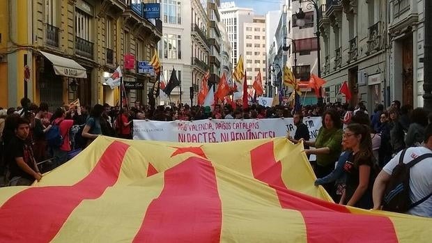 Una estelada gigante durante la manifestación catalanista del sábado