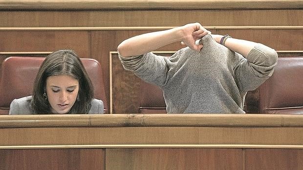 Íñigo Errejón se quita el jersey en el Congreso junto a Irene Montero