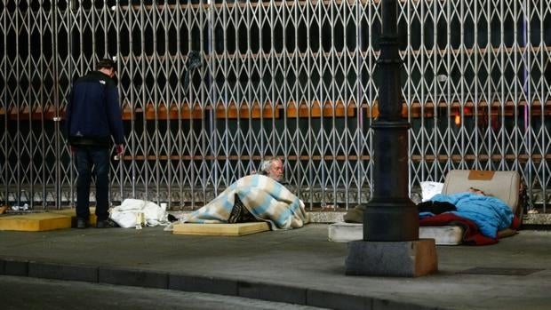 Tres personas pernoctan junto al Teatro Real Cinema, en Ópera