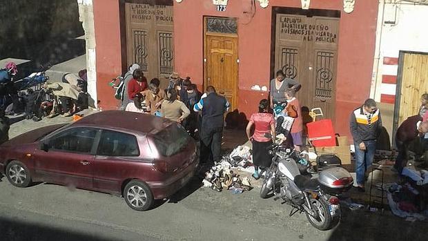 Imagen del «mercadillo» ilegal de la calle José Benlliure de El Cabanyal