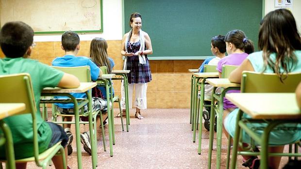 Una maestra durante una clase