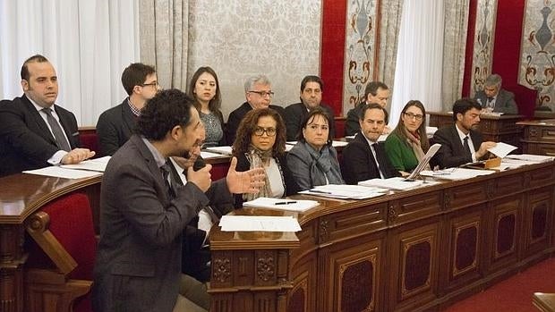 El concejal del PP Israel Cortés, en una intervención durante un Pleno municipal de Alicante.