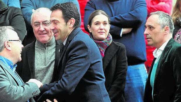 El portavoz de Ciudadanos en Galicia, Javier Sánchez Agustino, junto a otros miembros de la formación