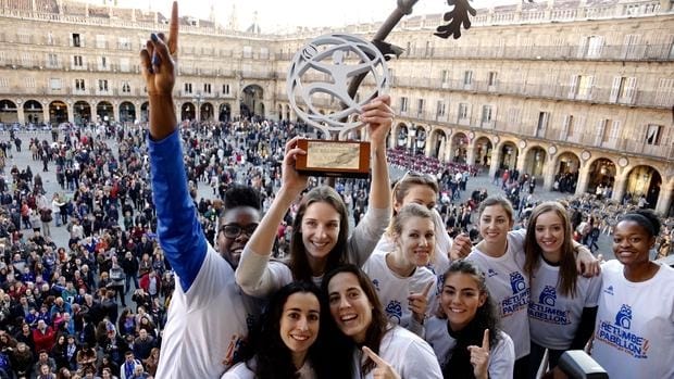 Las chicas del Perfumerías Avenida muestran su trofeo desde el balcón del Ayuntamiento de Salamanca