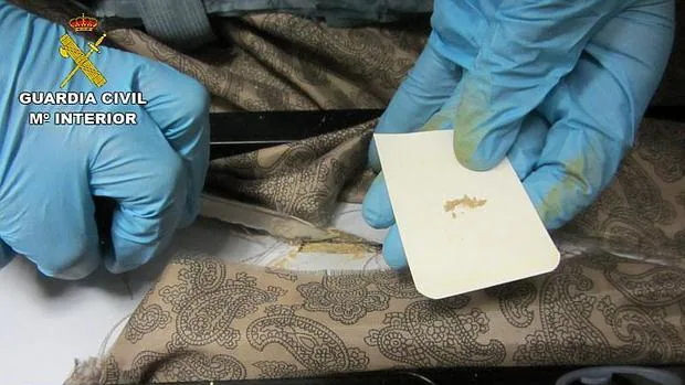 Un agente recoge una muestra de heroina en un operativo