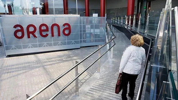 Una mujer se encuentra cerrado el centro comerial Arena de Valencia
