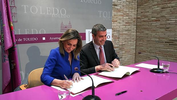 Tolón y Gutiérrez durante la firma