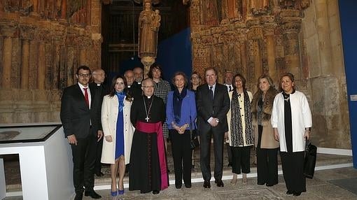 La Reina, junto a las autoridades, junto al pórtico de la Majestad, en la Colegiata