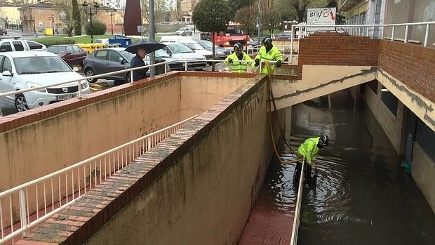 Una tromba de agua inunda calles, garajes y locales en  Ávila