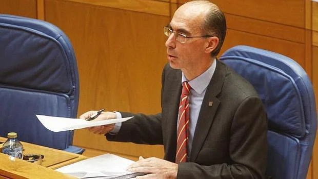 El conselleiro Jesús Vázquez Almuíña, ayer en el Parlamento gallego